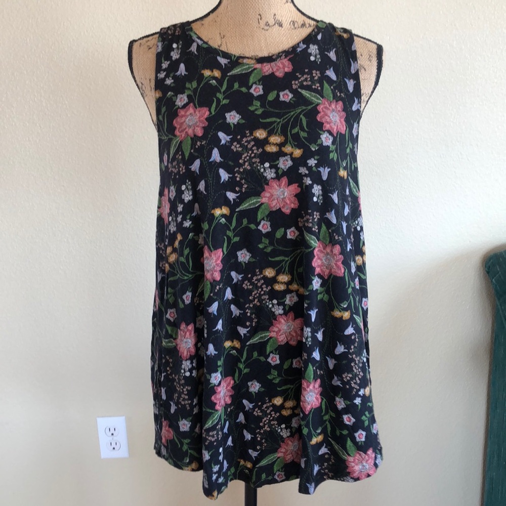 Long, scoop neck tank top.